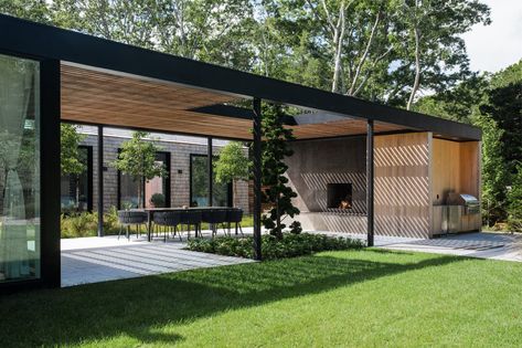 Modern Pool House, Outdoor Cooking Spaces, Hamptons Home, Outdoor Dining Spaces, Backyard Pavilion, Modern Pools, Back Porch Ideas Covered, Hamptons House, Outdoor Restaurant