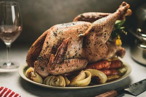 Herb roasted turkey with roasted veggies Christmas Turkey Dinner, Citrus Turkey, Thanksgiving Turkey Recipe, Turkey Cooking Times, Christmas Turkey Recipes, Herb Roasted Turkey, Pan Gravy, Herb Turkey, Roast Turkey Recipes