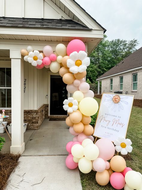 First Birthday Party, daisy theme Onederful Birthday Party Girl Daisy, Daisy Bday Party, Isnt She Onederful Birthday Theme Daisy, Daisy Birthday Balloon Arch, Baby Girl First Birthday Theme Spring, Daisy First Birthday Backdrop, Daisy First Birthday, Daisy Party Theme 1st Birthdays, Daisy First Birthday Balloon Arch