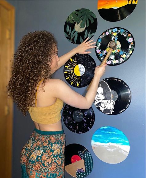 Vinyl Disc Decoration Wall, Painted Vinyls On Wall, Painted Records Vinyl Easy, Vinyl Painting Ideas, Painted Vinyl Records Wall Art, Painted Records Vinyl, Vinyl Record Painting Ideas, Vinyl Record Art Wall, Vinyl Record Wall Decor