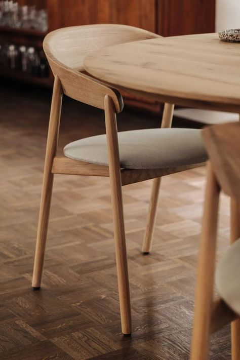 Japandi Furniture Design, Japandi Dining Chairs, Muji Inspired Home, Dining Room With Round Table, Japandi Table, Japandi Dining, Japandi Furniture, Chairs Dining Room, Wood Dining Room Table