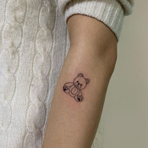 Teddy Tattoo, Teddy Bear Tattoo, Simbolos Tattoo, Bear Tattoo Designs, Petit Tattoo, Bear Tattoos, Cute Tiny Tattoos, Bear Tattoo, Stylist Tattoos