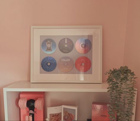 Kpop Home Decor, Kpop Cd Display, Cd Display Ideas, Kpop Display, Cd Display, Music Display, Cd Wall, Vinyl Room, Vinyl Display