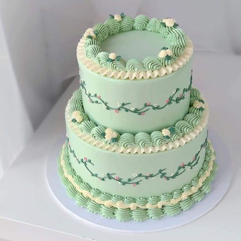 Two Tier Green Cake, Sage Green And Purple Quinceanera Theme, Pink And Green Cake Ideas, 2 Tier Cake Ideas, Frog Wedding Cake, Mint Green Cakes, Lambeth Cake, Green Birthday Cakes, Cupcakes Decorating