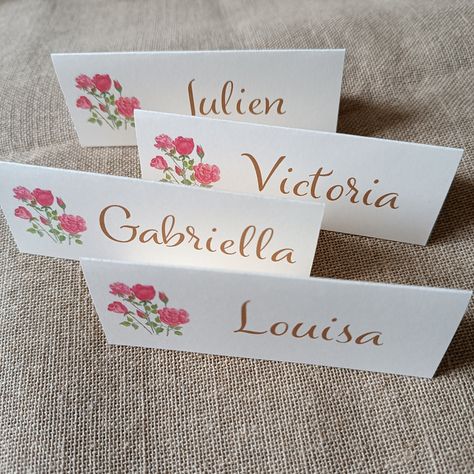 Whether for an elegant wedding, a memorable birthday party or any other special occasion, personalized place cards will add a unique touch to your table decoration. I am delighted to present to you my collection of personalized place cards, designed with love and attention to detail. Choose from a variety of styles and colors to create place cards that perfectly match your theme and style. My online ordering process is simple and convenient. All you have to do is select your preferences, provide me with the names of your guests, validate your order by paying and I will take care of the rest. You will also be able to track the progress of your order for complete peace of mind. So are you ready to add a personalized touch to your next event? Let me help you create magical and memorable momen Table Name Cards Birthday, Name Place Cards Wedding, Bday Dinner, Personalized Place Cards, Table Name Cards, Table Name, Name Place Cards, Paper Place, Table Names