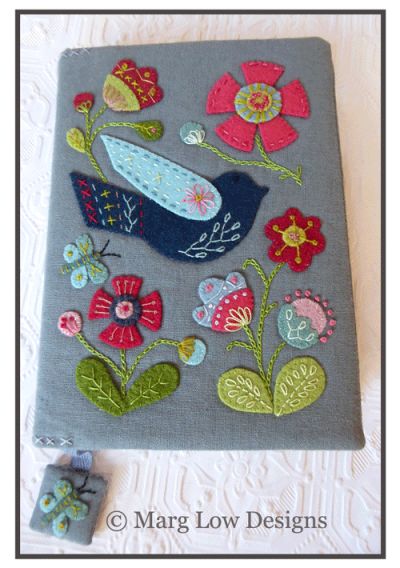 Felt Embroidery Projects Ideas, Applique Books, Wool Applique Quilts, Sue Spargo, Fabric Books, Book Cover Diy, Needle Books, Felt Creations, Felt Ideas