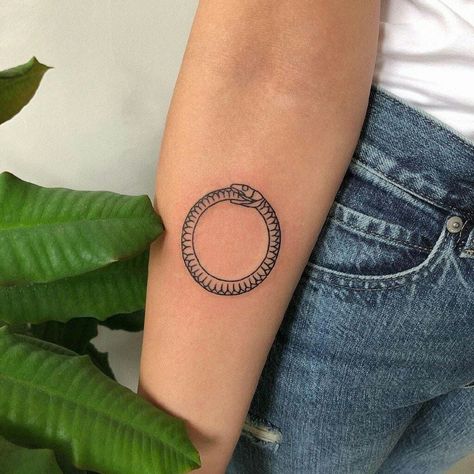 Circular Tattoo Designs, Swirly Tattoo, Elegance Tattoo, Vertical Tattoo, Circular Tattoo, Round Tattoo, Ouroboros Tattoo, Circle Tattoo, Circle Tattoos