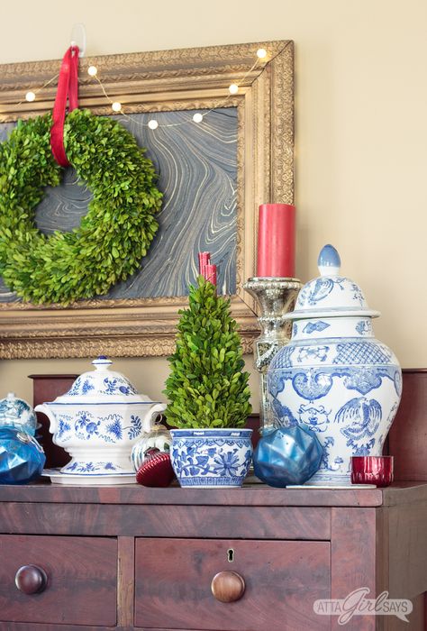 Traditional Southern Christmas Decor, Vintage Southern Home, Southern Christmas Decorations, Chinoiserie Christmas Decor, Christmas Chinoiserie, Traditional Southern Home, Boxwood Wreaths, Centerpieces Christmas, Potted Christmas Trees