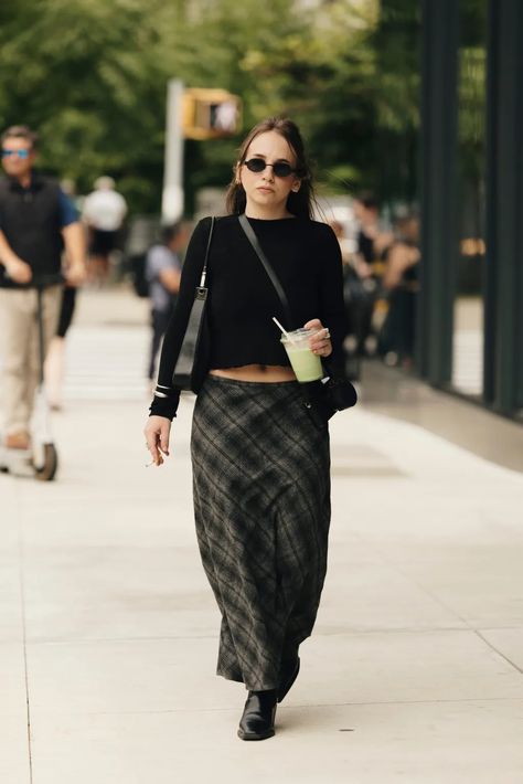 Best Street Style Photos From New York Fashion Week Spring 2025 [PHOTOS] Sydney Street Style, Ny Street Style, Street Style Spring, New York Fashion Week Street Style, Street Style Photos, Best Street Style, Spring Street Style, Style Spring, Fashion Week Street Style