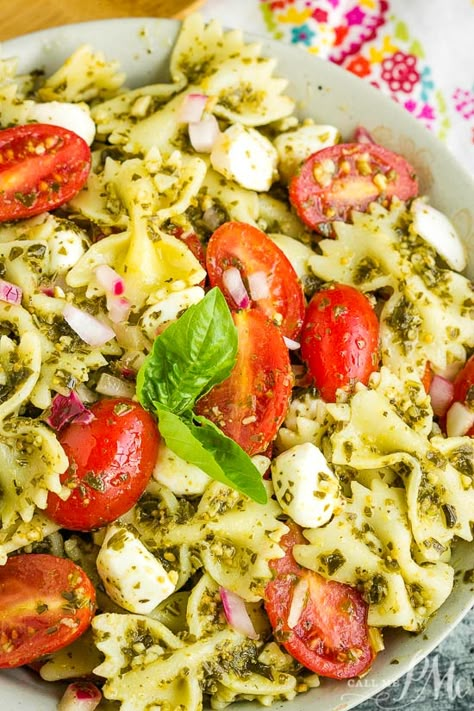 Bowtie Pasta Salad, Basil Pesto Pasta, Ensalada Caprese, Pesto Salad, Cold Pasta Salad Recipes, Caprese Pasta Salad, Pasta Al Pesto, Caprese Pasta, Pesto Pasta Salad