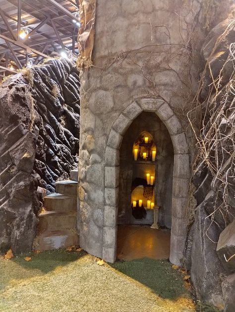 Spooky Mansion, Halloween Castle, Dragon Ideas, Halloween Props Diy, Haunted Castle, Room Stuff, Kids Fun, Halloween Props, Escape Room