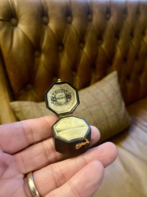 Retro Wedding Rings, Ring Box Vintage, Antique Style Jewelry, Antique Ring Box, Vintage Ring Box, Ring Case, Antique Jewelry Box, Vintage Style Rings, Antique Ring