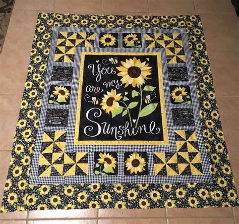 free quilt patterns for fabric panels - Yahoo Image Search Results Quilt Sunflower, Novelty Quilts, Panel Quilting, Quilting Panels, Sunshine Quilt, Sunflower Quilt, Wildlife Quilts, Panel Ideas, Panel Quilt Patterns