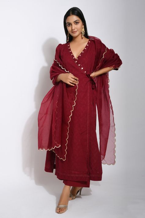 Maroon textured kurta with embroidered neckline, puff sleeves and side tie-up. Paired with pant and organza scallop dupatta. Component: 3  Neckline: V neck Sleeve Length: Three quarter Fabric: Handwoven Cotton, Cotton, Organza Color: Maroon Scallop dupatta - Aza Fashions Suits For Women Indian, V Neck Kurta, Kurta Set With Dupatta, डिजाइनर कपड़े, Cotton Kurta Set, Diwali Outfits, Kurta Set For Women, Wedding Shopping, Indian Designer Suits