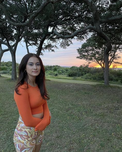 lola tung bts season two of the summer i turned pretty | belly conklin | orange Belly Conklin, Lola Tung, The Summer I Turned Pretty, Jenny Han, Orange Outfit, Gorgeous Sunset, Female Actresses, Girl Celebrities, Fashion Tv