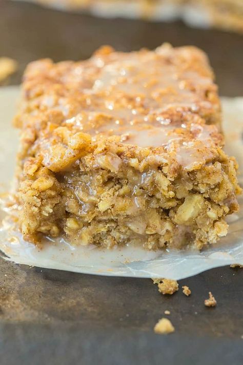 Healthy Cinnamon Roll Baked Oatmeal Recipe- Wholesome, filling and made with no sugar, no flour and no eggs! This vegan and gluten free breakfast is freezer friendly and perfect to keep you satisfied all day! Cinnamon Roll Baked Oatmeal, Glutenfri Baking, Healthy Cinnamon Rolls, Packed Breakfast, Cinnamon Roll Bake, Baked Oatmeal Recipes, Breakfast Bars, Gluten Free Breakfasts, Breakfast Bake