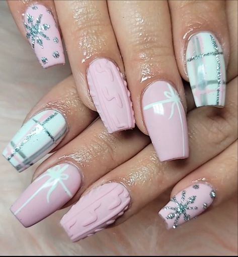 ☃️💕 Pink And Gray Christmas Nails, Pink And Grey Christmas Nails, Christmas Nail Designs 2022, Pink Winter Nails, Grey Christmas Nails, Christmas Present Nails, Fingernails Painted, Nail Painting, Nail Decor