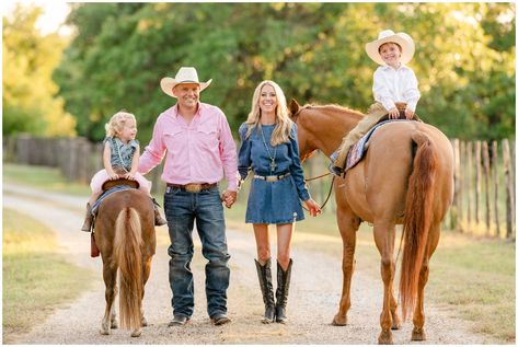 The Walter Family at their ranch in Weatherford, Texas. Family Pics With Horses, Family Horse Photoshoot, Cowboy Family Pictures, Pony Photography, Family Farm Photos, Cowboy Family, Country Family Photos, Western Family Photos, Country Babies