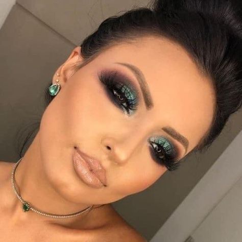 Turquoise Smokey Eye, Teal Glam Makeup, Trendy Eye Makeup Looks 2023, Emerald Green Smokey Eye Makeup, Teal Smokey Eye, Make Up Yeux Vert, Emerald Green Make Up, Green Make Up Ideas, Smokey Eye With Green