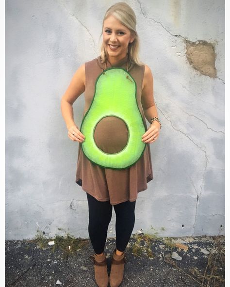 Did you catch the baby costume we posted 6 days ago? Well we found its match! Avocado Costume, Pregnancy Costumes, Funny Couple Halloween Costumes, Pregnant Halloween Costumes, Best Couples Costumes, Baby Kostüm, Hallowen Costume, Pregnant Halloween, Yoga Outfits