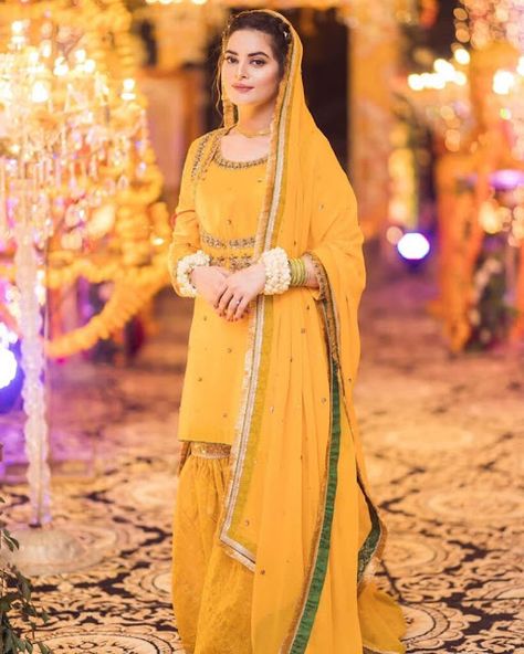 Pakistani Celebrities Mehndi Looks Mehndi Dresses Designs, Embroidery Crop Top, Mayon Dresses, Gharara Designs, Haldi Ceremony Outfit, Haldi Dress, Bridal Mehndi Dresses, Minal Khan, Mehndi Dresses