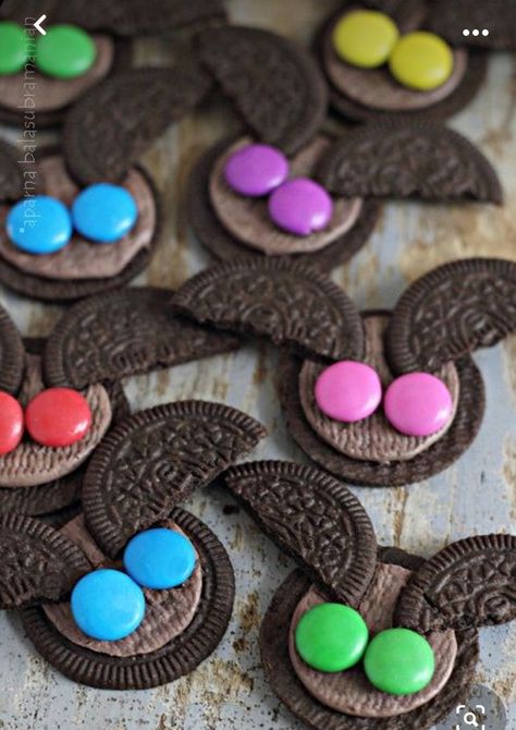 Oreo Bats, Coloured Chocolate, Plat Halloween, Halloween Oreos, Halloween Sleepover, Easy Halloween Snacks, Bolo Halloween, Kids Halloween Food, Dulces Halloween