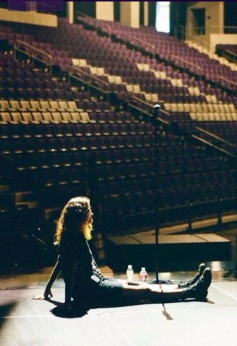 Stage Actress Aesthetic, Broadway Vision Board, Theatre Rehearsal Aesthetic, Stage Manager Aesthetic, Broadway Theatre Aesthetic, Drama Club Aesthetic, Acting Faces, Rehearsal Aesthetic, Teatro Aesthetic