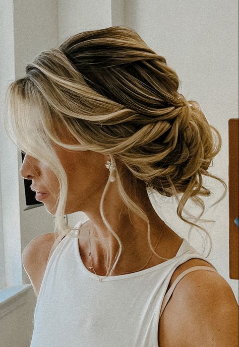 Bridesmaid Updo Hairstyles Brunette, Updos For Round Faces Wedding, Wedding Up Dos For Medium Hair, Bride Hairstyles Updo, Bridemaids Hairstyles, Beauty Hair Color, Wedding Hair Up, Guest Hair, Creative Hair