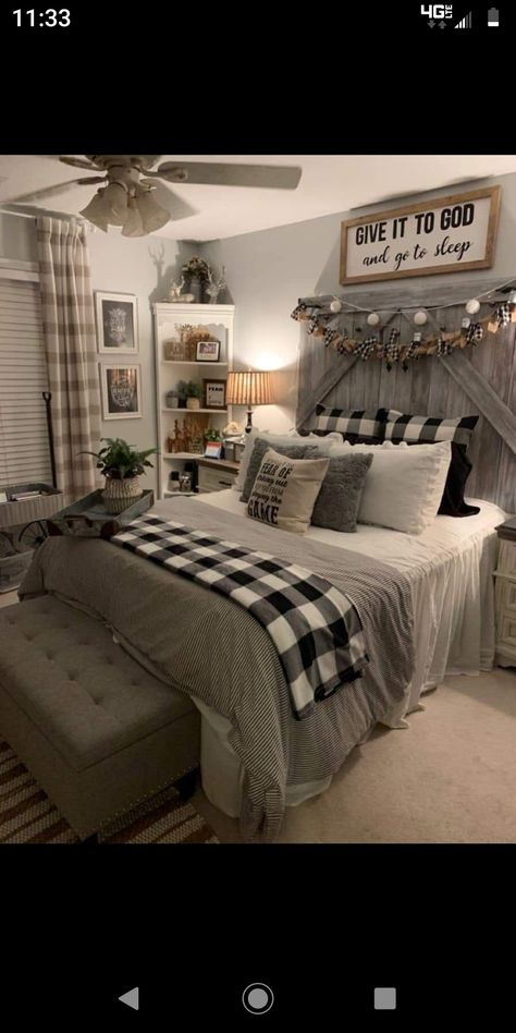 Country Headboard Ideas Farmhouse, Small Farmhouse Master Bedrooms With King Bed, Cozy Bedrooms Farmhouse, Men Farmhouse Bedroom Ideas, Country Home Ideas Bedroom, Small Farmhouse Guest Bedroom, Rustic Gray Bedroom Ideas, Spare Bedroom Decor Ideas, Country Style Bedroom Rustic