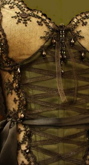 So beautiful, would love to see the whole dress. Embroidered, beaded green corset. Slytherin Aesthetics, Magical Clothing, Spooky Style, Steampunk Costume, Corsets And Bustiers, Vintage Things, Fantasy Costumes, Steampunk Fashion, Fantasy Fashion