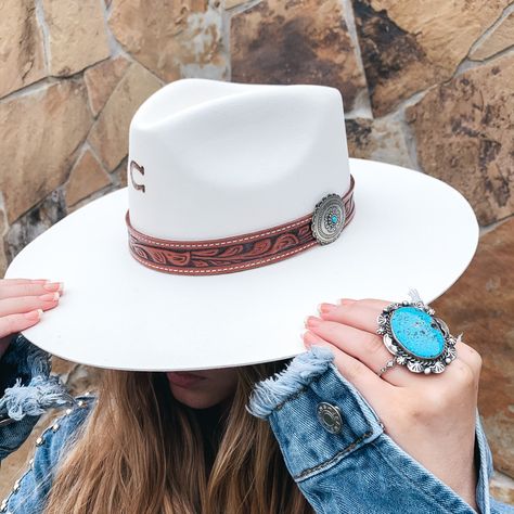 This adorable new Charlie 1 Horse hat is the perfect statement piece for the upcoming seasons! The White Sands Hat by Charlie 1 Horse features wool felt material, a pinched front rancher style profile, a 3 3/4 inch wide flat brim, and a crown that measures 4 1/4 inches. The hatband is a trendy leather tooling that fits perfectly around the base of the crown and includes a silver concho with turquoise detailing. To top the look off, there is a removable arrow pendant. This genuine Charlie 1 Horse Charlie Horse Hats, Charlie 1 Horse Hat, Charlie Horse, Horse White, Country Hats, Tool Band, Glamour Style, Arrow Pendant, Giddy Up Glamour