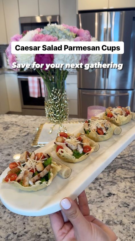 Reina G. Slim | Caesar Salad Parmesan Cups 🥬🧀 5-INGREDIENTS ONLY👇🏻 Okay, how fancy are these Parmesan cups? 😍 They’re the perfect party appetizer, great… | Instagram Salad Parmesan, Parmesan Cups, Cocktails And Canapes, Party Appetizer, Caesar Salad, Small Bites, Appetizers For Party, For Your Party, Perfect Party