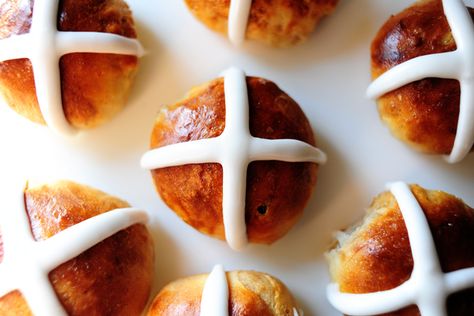 Hot Cross Buns, I have to tried it this easter! (210 cal each) Cross Buns Recipe, Brandy Snaps, Hot Cross Buns Recipe, Yummy Bites, Sweet Potato Spinach, Hot Cross Buns, Cross Buns, Bun Recipe, Easter Dinner