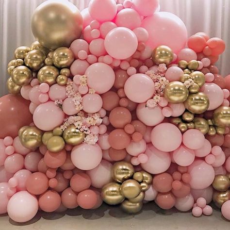 Posh and Popular © on Instagram: “What’s an event without balloons!? We are getting so inspired by these wonderful balloon creations from @weballoonz ! . .  #poshandpopular…” Pink Gold Balloon Garland, Pink Party Balloons, Rose Balloon, Balloon Creations, Balloon Ideas, Rose Gold Balloons, Balloon Kit, Balloon Party, Balloon Backdrop