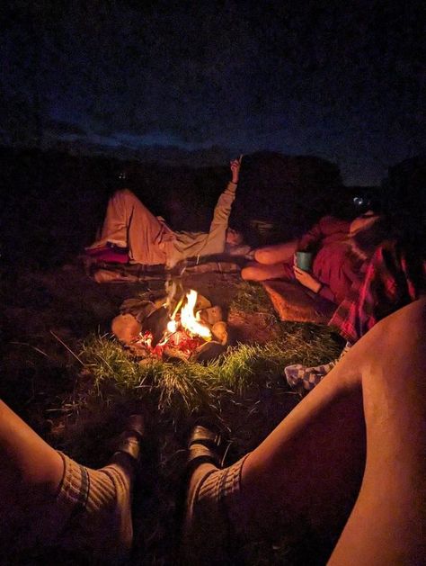 #stargazing #camping Stargazing Party Ideas, Star Gazing Platform, Stargazing With Friends, People Stargazing, Stargazing Aesthetic, Mommy Daughter Dates, Sky Watching, Couple Camping, Hangout Ideas