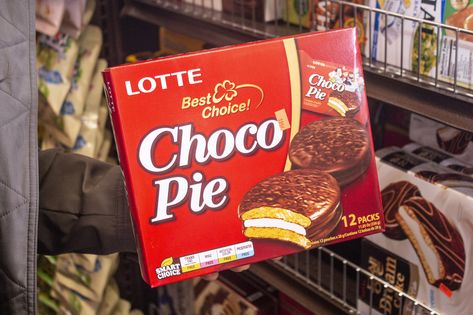 Soft Biscuits, Lotte Choco Pie, Pirouette Cookies, Snacks To Try, Choco Pie, H Mart, Cereal Snacks, Whoopie Pie, Strawberry Candy