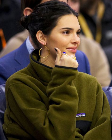 HIGHSNOBIETY on Instagram: “@kendalljenner channels her inner Shia Labeouf with this Patagonia Snap-T pullover. ❄️ As those on the East Coast & Europe will attest, it…” Kendall Jenner Patagonia, Kendall Harry, Kenny Jenner, Robert Kardashian Jr, Swept Back Hair, Patagonia Snap T, Robert Kardashian, Kim K Style, Kendall Style