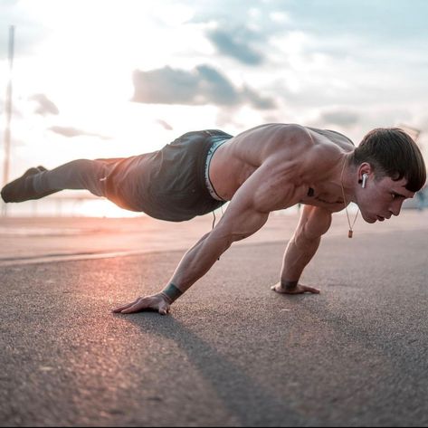 Full planche on sunset Yoga Poses For Men, Workout Routine For Men, Effective Workout Routines, Calisthenics Workout, Martial Arts Workout, Outfit Yoga, 10 Minute Workout, Street Workout, Fitness Inspiration Body