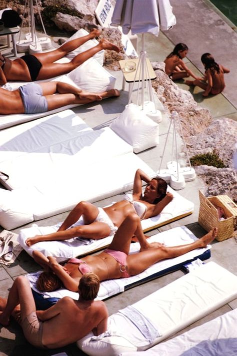 Sunbathers at Hôtel du Cap Eden Roc on the French Riviera by Slim Aarons, 1969. Slim Aaron, Slim Aarons Prints, Riviera Fashion, Eden Roc, Film Blue, Slim Aarons, Foto Art, Summer Feeling, Alexa Chung