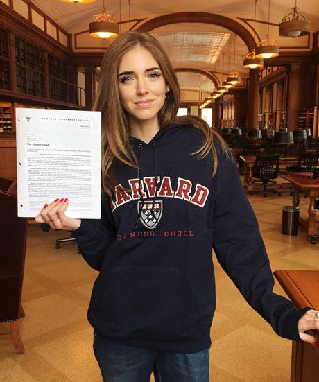 Harvard added a #FashionBlogger to curriculum Harvard Mba, Study Outfit, Harvard Students, Schools In America, Harvard Business, College Aesthetic, The Blonde Salad, Dream College, Harvard Medical School