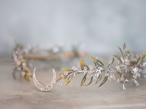 This beautiful flower elven tiara is a lovely accessory, perfect for a party, or wedding.  Head circumference:  one size fits all (adjustable) / fits adults and older children If the crown should fit the baby, after buying please give head circumference Elvish Tiara Wedding, Fairy Crown Wedding, Nature Crown Aesthetic, Fairy Wedding Headpiece, Elf Crown Aesthetic, Fantasy Jewelry Headpieces, Elven Wedding Theme, Fantasy Wedding Ideas, White Fairy Costume