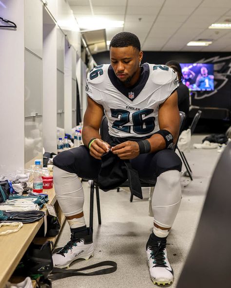 Eagles Mobile: RB Saquon Barkley Kiel Leggere Nba Wallpapers Stephen Curry, Philadelphia Eagles Wallpaper, Eagles Wallpaper, Football Drip, Philadelphia Eagles Super Bowl, Nfl Flag, Philly Eagles, Nfl Football 49ers, Philly Sports