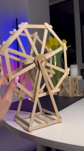 OMG the cutest ferris wheel gift 😭🎡 | diy gift ideas | TikTok Gift Ideas Tiktok, Mainan Diy, مشروعات العلوم, Diy Popsicle, Kraf Diy, Popsicle Stick Crafts, Fotografi Alam Semula Jadi, Diy Gift Ideas, Easy Diy Gifts