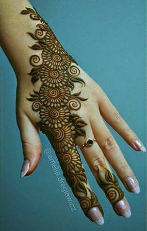 Tattoo Designs Hand, Henna Design Simple, Henna Hand Designs, Henna Tattoo Design, Beautiful Simple Mehndi Design, Henna Hands, Simple Henna Designs, Palm Henna, Tato Henna