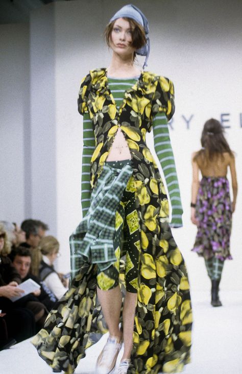 25 Most Influential '90s Fashion Shows | Vogue Grunge Runway, Marc Jacobs Grunge, 90s Fashion Show, Neo Grunge, Fashion Guys, Fashion 1990s, Style Année 90, 90s Fashion Women, Goth Outfit