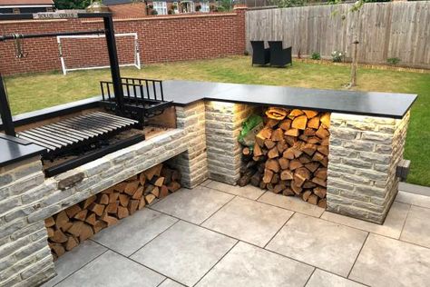 Outdoor Kitchen Worktop, Outside Kitchens, Argentina Grill, Stone Bbq, Kitchen Design Farmhouse, Outdoor Grill Area, Brick Bbq, Outdoor Bbq Area, Outdoor Cooking Area