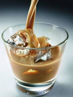 Bailey's on the rock Baileys Irish Cream Recipes, Apple Food, Irish Cream Recipe, Homemade Baileys, Irish Drinks, Homemade Liquor, Liquor Recipes, Irish Cream Liqueur, Earthly Delights