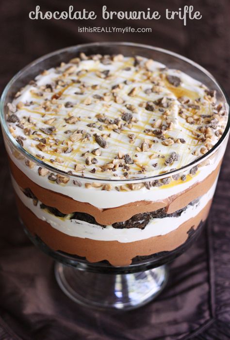 Chocolate brownie trifle. Layers of brownie, chocolate pudding, whipped topping, caramel and toffee bits. To die for! Chocolate Brownie Trifle, Brownie Trifle Recipe, Heath Candy, Trifle Bowl Recipes, Trifle Dessert Recipes, Trifle Recipes, Brownie Trifle, Biscuits Graham, Trifle Pudding