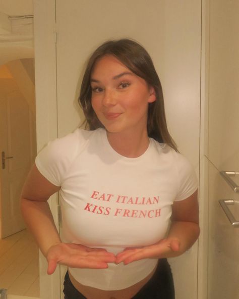 eat italian n kiss french Kiss French, Mood Bored, Hilarious Memes, April 19, Kiss Me, Funny Memes, Kiss, Cute Outfits, Lifestyle