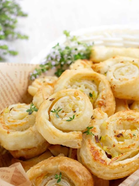 Tender Garlic Puff Pastry Pinwheels are a bite-sized delight bursting with garlicky goodness and wrapped in flaky puff pastry with extra aged cheddar and thyme. Garlic Pinwheels, Appetizers Puff Pastry, Pinwheels Appetizers, Pastry Pinwheels, Puff Pastry Pinwheels, Pastry Puff, Christmas Appetizers Easy, Puff Pastry Appetizers, Pinwheel Appetizers